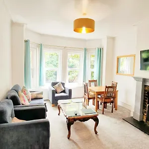 b-new-flat4-adults20-mins-to-beachnetflixwifi.tophotelsbath.com/